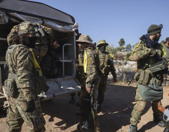 أفاد شهود عيان بأن الأحياء الغربية من حلب تعرضت لقصف بالصواريخ وتبادل كثيف لإطلاق النار، مما أجبر السكان على النزوح من منازلهم بحثًا عن الأمان