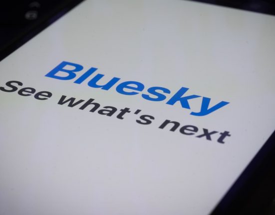 BlueSky.. ملاذ سريع النمو للهاربين من منصة X